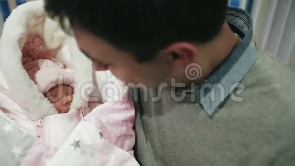 幸福的父亲抱着刚出生的婴儿视频的预览图