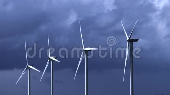 诺曼底卡恩附近有云天的风力涡轮机视频的预览图