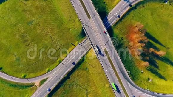 汽车在高速公路交叉口行驶高速公路路口公路交汇处视频的预览图