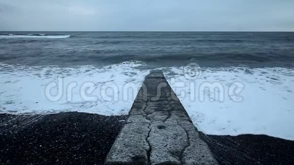 海浪撞击防波堤结构视频的预览图