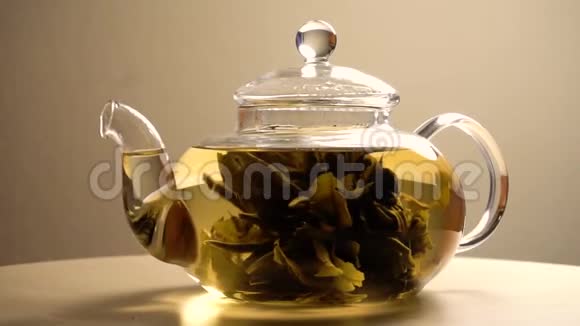 茶壶里的绿茶视频的预览图