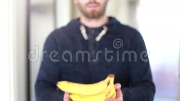 男人手拿香蕉的观点视频的预览图