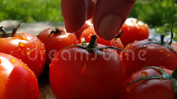 西红柿落下滴水慢动作手拿视频的预览图