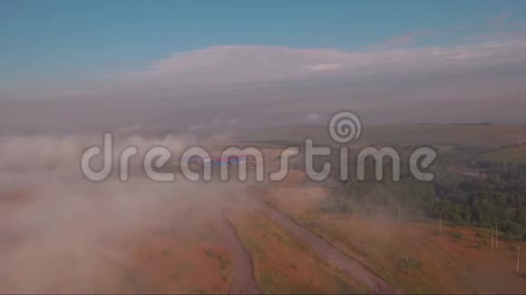 空中观景日落时分在雾中穿梭乡间有一条路视频的预览图