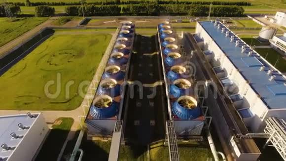 电厂冷却塔楼泵站在下面空中景观视频的预览图