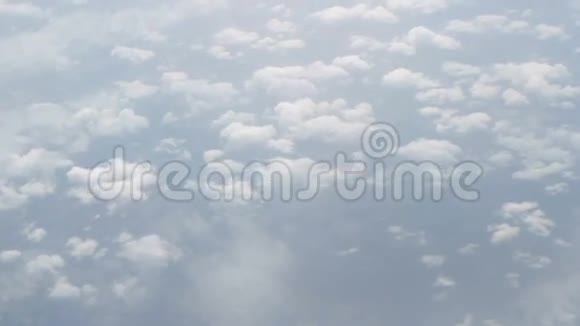 从飞机上俯瞰云层的天际线视频的预览图