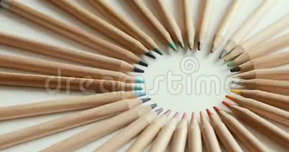 彩色铅笔连接在顶部打开白色背景视频的预览图