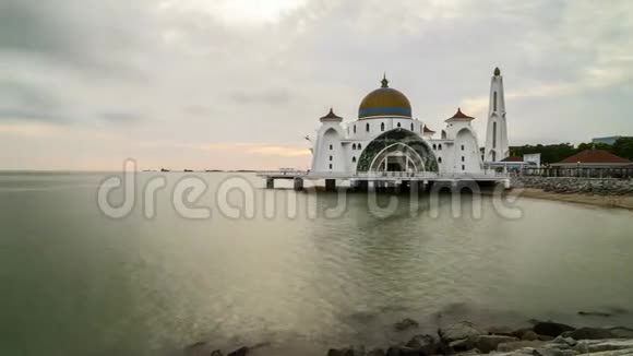 日落时分在马六甲海峡浮动清真寺视频的预览图