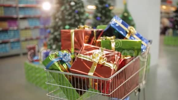 装满圣诞礼物的购物车圣诞节和购物概念视频的预览图