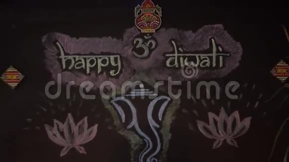 印度假日迪瓦利黑板上画的画为度假在黑板上画的五颜六色的图画视频的预览图