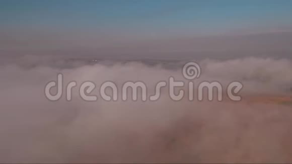 空中观景日落时分在雾中穿梭乡间有一条路视频的预览图