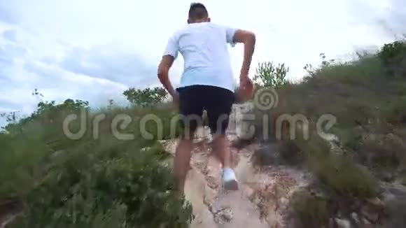 在山路上慢跑运动健身男孩在山外锻炼健康的生活方式视频的预览图