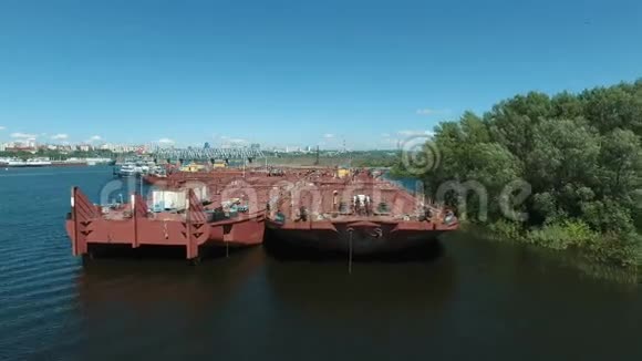 停泊在河中的船只和驳船视频的预览图