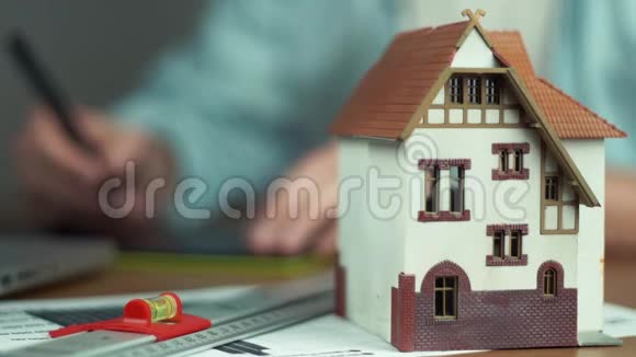 青年建筑师创建住房项目房屋模型n表视频的预览图