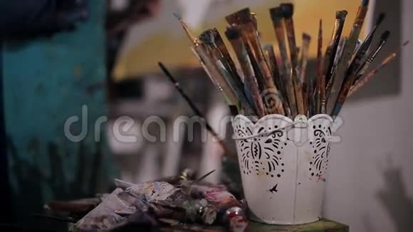 许多艺术家的画笔和颜料艺术家画了一幅画视频的预览图