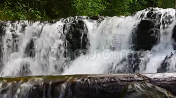 小山河上的瀑布视频的预览图