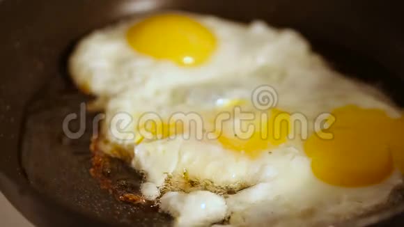 早餐用煎锅烹煮煎蛋视频的预览图