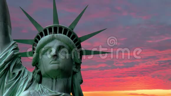 美国自由女神像在天空和云彩中视频的预览图