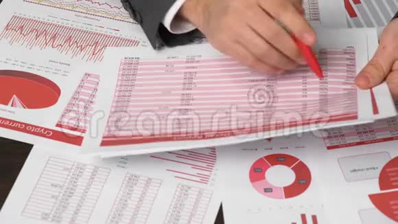 商业会计使用计算器计算密码货币报告在办公桌上商业财务会计视频的预览图
