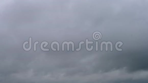 天空中雨云的快速移动特写抽象背景视频的预览图