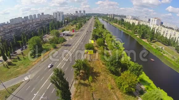 有车的城市道路美丽的河流无人机的鸟瞰图视频的预览图