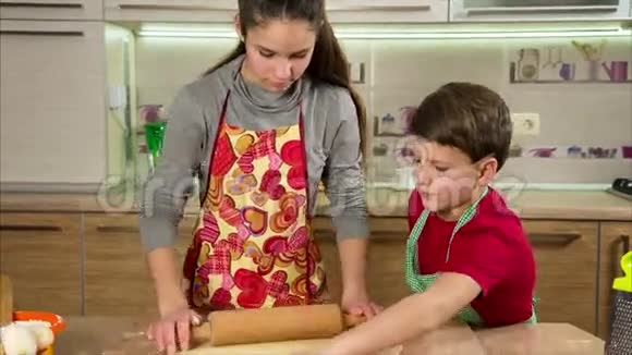 两个孩子揉面团做披萨视频的预览图