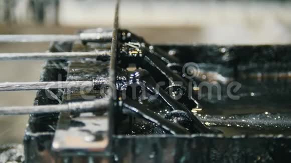 玻璃纤维增强材料的生产电线穿过发动机机油顶部视图视频的预览图