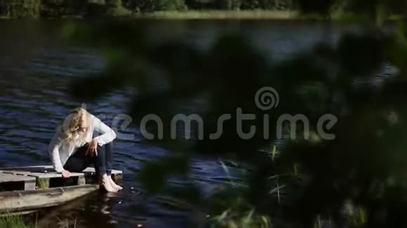 坐在湖边的年轻女子视频的预览图