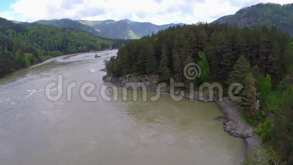 卡顿河上景河边的路阿尔泰山间的河流阿尔泰绿色的山脉视频的预览图