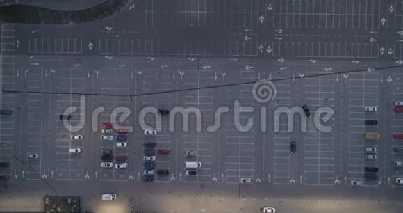 停车场4k顶部鸟瞰图与空地放置交通图视频的预览图