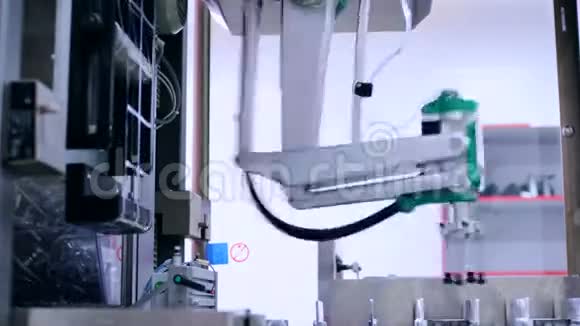 化工厂生产线自动化生产线机器人手臂视频的预览图