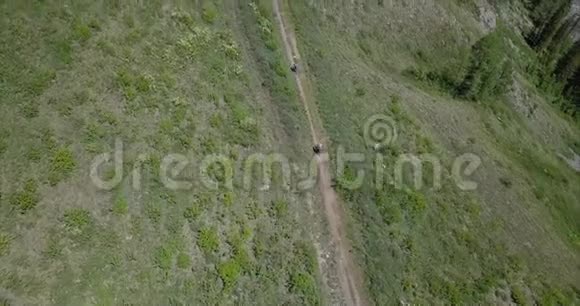阿勒泰山区的山地自行车手视频的预览图