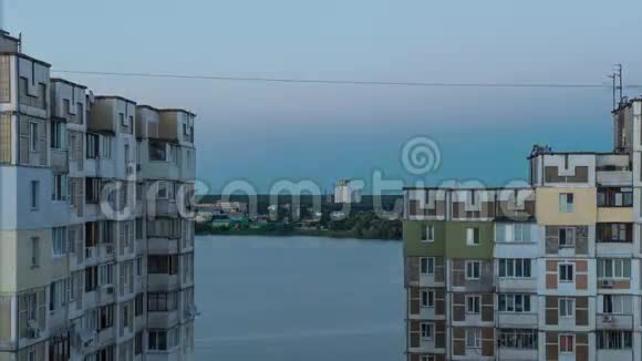 时光流逝窗户上的景色蓝天上的白云湖边的公寓楼视频的预览图