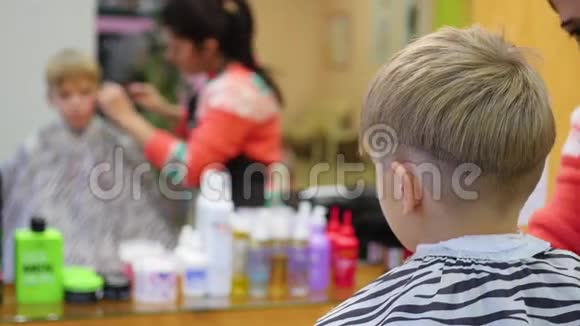 理发店用剪刀剪孩子的头发视频的预览图