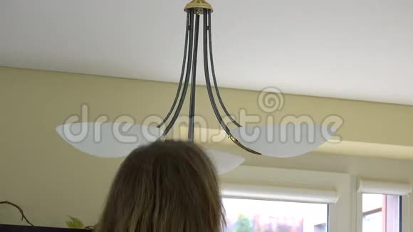 家庭主妇换灯泡后景视频的预览图