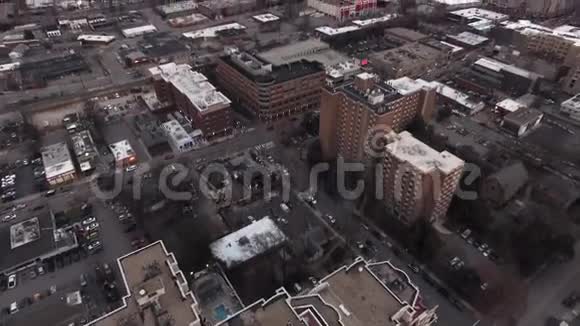 停车结构屋顶拖把和建筑细节的Raleigh数控航空视频视频的预览图