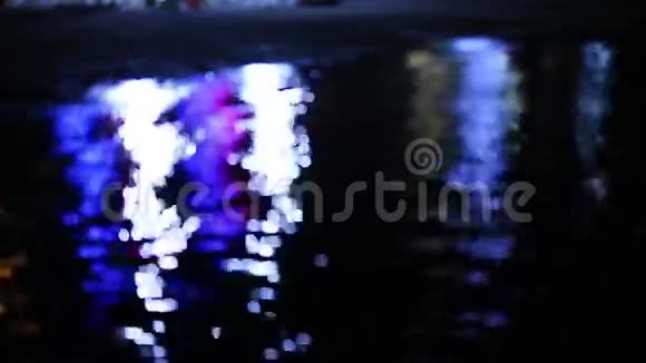 晚上对水的反射光反射的路径视频的预览图