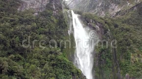 新西兰绿岩海岸和山脉的瀑布视频的预览图