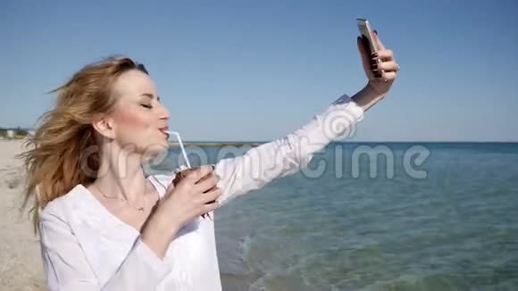 海上度假录像海滩美女女孩视频的预览图
