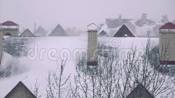 冬季住宅屋顶倾斜上方的超级慢动平底锅暴雪视频的预览图
