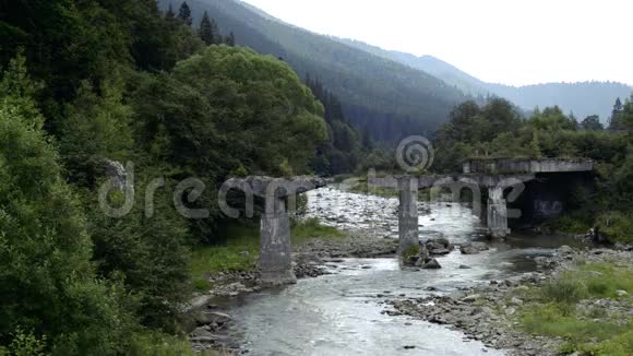 夏天在喀尔巴阡山的美丽景色中河水流过岩石视频的预览图