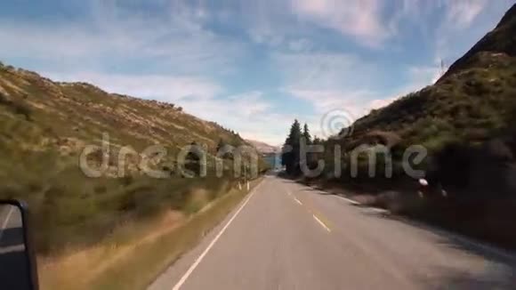 从新西兰的车窗可以看到海洋海岸的蛇形公路全景视频的预览图