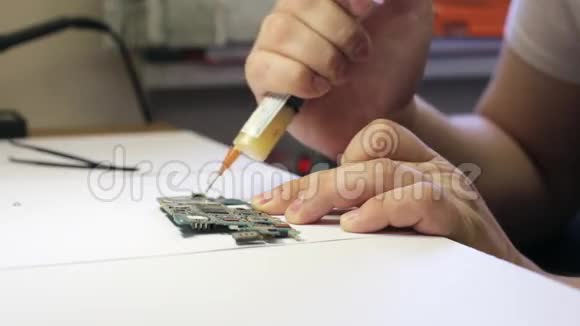 男式智能手机焊接微电路视频的预览图