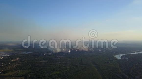 烟雾视野中的野外燃烧高空景观视频的预览图