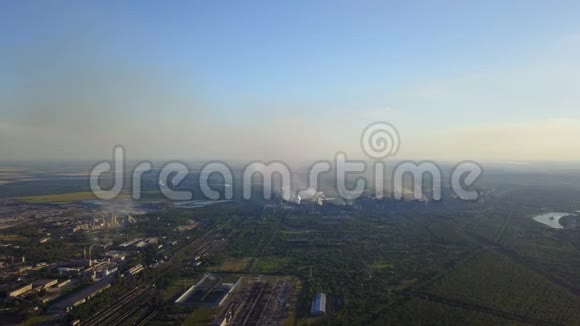 烟雾视野中的野外燃烧高空景观视频的预览图