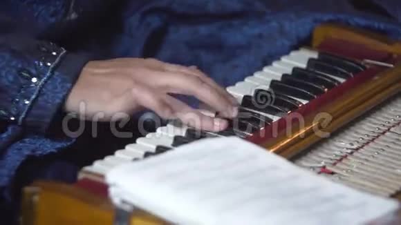 印度传统音乐以五颜六色的服装男人在舞台上弹钢琴视频的预览图