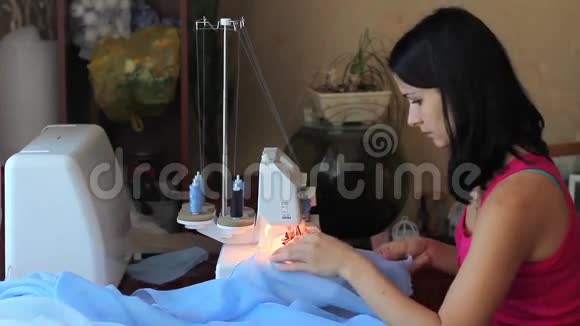 漂亮的女人缝纫完成以超锁为动力剪刀视频的预览图