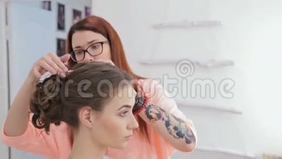 专业发型师理发师在客户的头发上放置闪亮的滴管视频的预览图