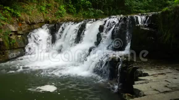 小山河上的瀑布视频的预览图