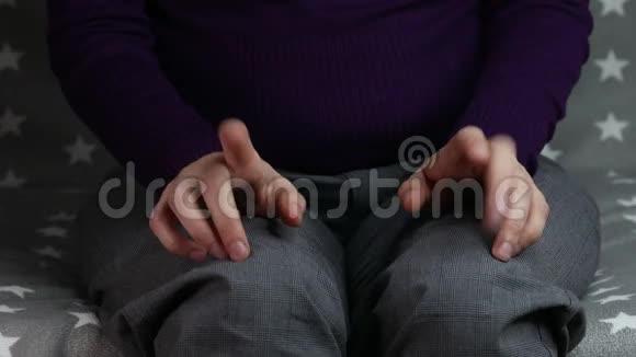 紧拧着紧张的女人的手视频的预览图